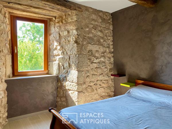 Vaste corps de ferme rénové, en Ardèche Verte.