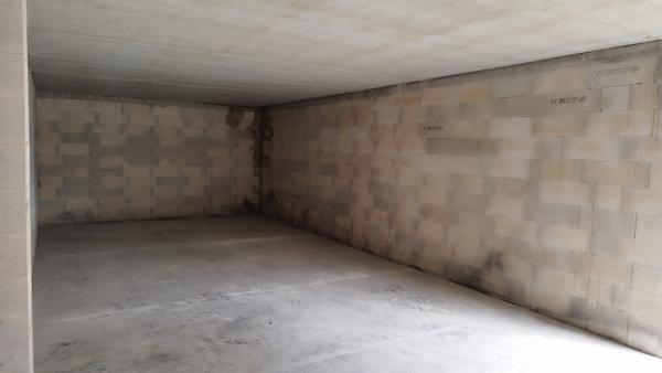 Location garage 28 m2 sécurisé.