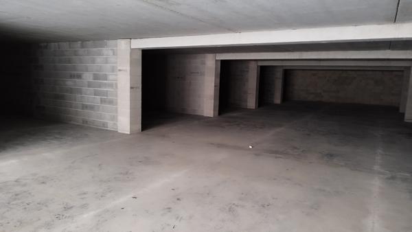 Location garage 28 m2 sécurisé.