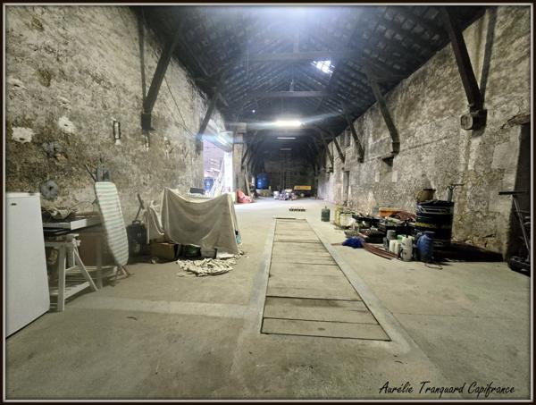 Local/ Atelier + bureau À VENDRE – de 508 m² avec grand terrain clos de 3 737 m² – Emplacement stratégique SAINT JEAN D'ANGELY (17)