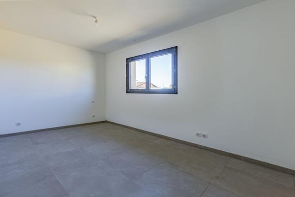 Villa neuve de 98m², 3 chambres, garage, jardin. - REF. VM478
