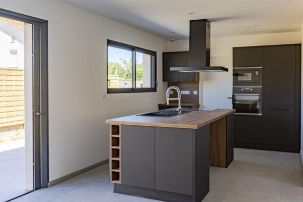 Villa neuve de 98m², 3 chambres, garage, jardin. - REF. VM478
