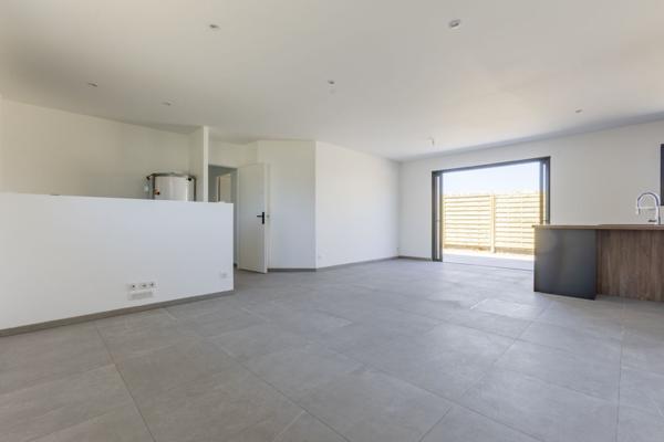Villa neuve de 98m², 3 chambres, garage, jardin. - REF. VM478