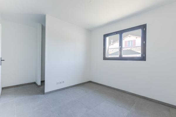 Villa neuve de 98m², 3 chambres, garage, jardin. - REF. VM478