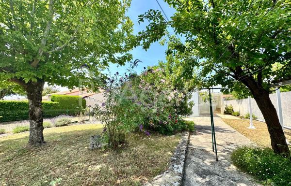 Maison plain-pied 3 chambres. Jardin clos.