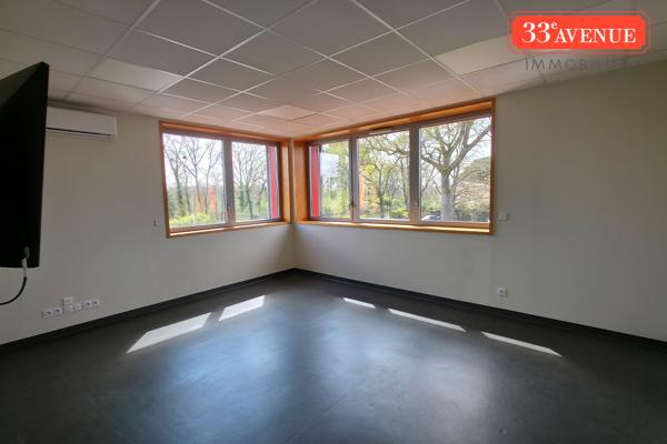 VILLENAVE D ORNON IMMEUBLE BUREAUX 800 M2 PARKING ASCENCEUR