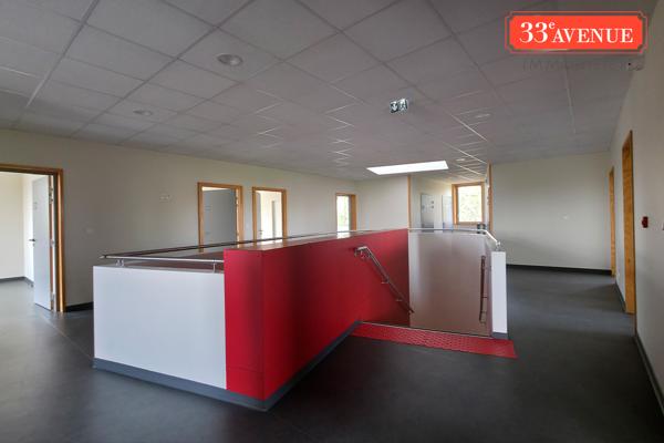 VILLENAVE D ORNON IMMEUBLE BUREAUX 800 M2 PARKING ASCENCEUR