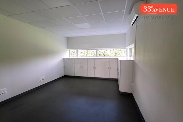 VILLENAVE D ORNON IMMEUBLE BUREAUX 800 M2 PARKING ASCENCEUR