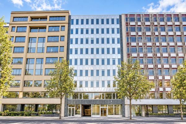 Bureaux à louer à Neuilly-sur-Seine avec parking et accès métro immédiat