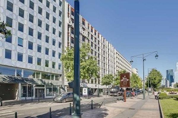 Bureaux à louer à Neuilly-sur-Seine avec parking et accès métro immédiat