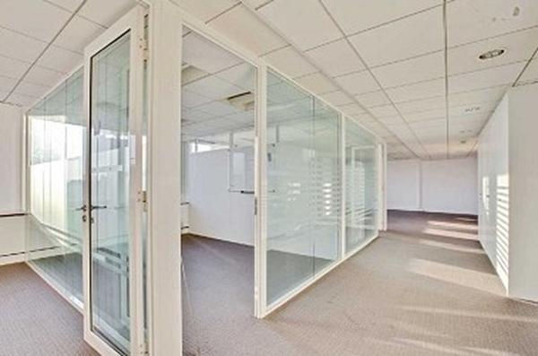 Bureaux à louer à Neuilly-sur-Seine avec parking et accès métro immédiat