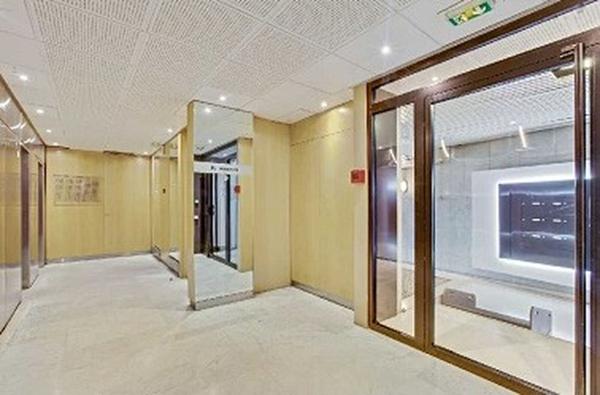 Bureaux à louer à Neuilly-sur-Seine avec parking et accès métro immédiat