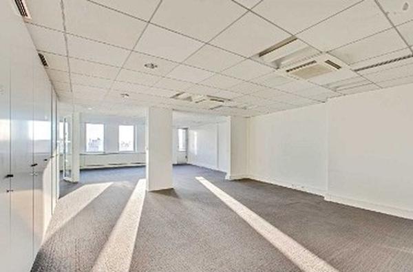 Bureaux à louer à Neuilly-sur-Seine avec parking et accès métro immédiat