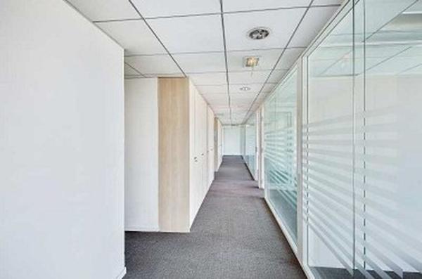 Bureaux à louer à Neuilly-sur-Seine avec parking et accès métro immédiat