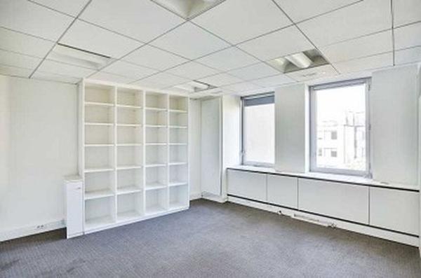 Bureaux à louer à Neuilly-sur-Seine avec parking et accès métro immédiat