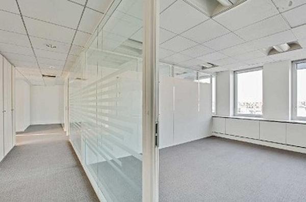 Bureaux à louer à Neuilly-sur-Seine avec parking et accès métro immédiat