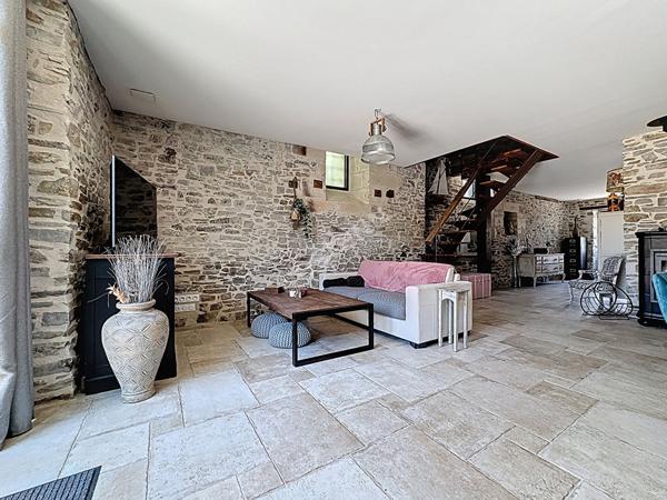 Maison en pierre rénovée à vendre à Saint-Géréon - Charme et confort, 4 chambres, à deux pas de la gare !