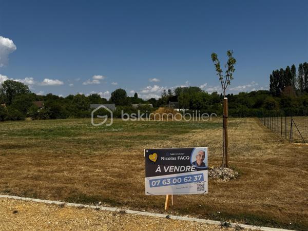 Vous avez un projet de construction ? Je propose à la vente, en exclusivité, 8 terrains à bâtir situés au sein d’un lotissement établi sur la commune de Vinon (18300). Les premières constructions ont été réalisées dès 2016 : vous vous installez ainsi dans un environnement calme, résidentiel et déjà structuré.

Caractéristiques des parcelles :
- Surfaces : Parcelles allant de 955 m² à 1170 m². Des surfaces pensées pour implanter confortablement votre maison individuelle tout en conservant un extérieur privatif agréable.
- Viabilisation : Terrains viabilisés. L’assainissement individuel est à prévoir.
- Liberté de construction : Libre choix du constructeur pour vous permettre de réaliser le projet qui correspond précisément à vos besoins et à votre budget.

Pourquoi s’implanter à Vinon ?
La commune offre un cadre de vie pratique et organisé pour les familles, avec des services essentiels à proximité :
- Scolarité : Organisation via un RPI intercommunal (maternelle, primaire et collège, avec les classes de CM1-CM2 à Vinon).
- Services aux familles : Garderie disponible de 7h30 à 18h30, cantine scolaire située à l’ESAT de Veaugues, et ramassage scolaire.
- Vie locale : Présence sur la commune d'un café-restaurant et d'un service postal.
- Localisation : Commune dynamique rattachée à la Communauté de Communes du Sancerrois, Pays Fort, Val de Loire.

En tant que mandataire, je suis à votre disposition pour vous transmettre les plans et les modalités d’acquisition de chaque lot.
Vous souhaitez obtenir des renseignements complémentaires ou organiser une visite ?
Je suis à votre entière disposition.