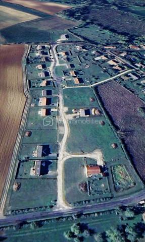 Vous avez un projet de construction ? Je propose à la vente, en exclusivité, 8 terrains à bâtir situés au sein d’un lotissement établi sur la commune de Vinon (18300). Les premières constructions ont été réalisées dès 2016 : vous vous installez ainsi dans un environnement calme, résidentiel et déjà structuré.

Caractéristiques des parcelles :
- Surfaces : Parcelles allant de 955 m² à 1170 m². Des surfaces pensées pour implanter confortablement votre maison individuelle tout en conservant un extérieur privatif agréable.
- Viabilisation : Terrains viabilisés. L’assainissement individuel est à prévoir.
- Liberté de construction : Libre choix du constructeur pour vous permettre de réaliser le projet qui correspond précisément à vos besoins et à votre budget.

Pourquoi s’implanter à Vinon ?
La commune offre un cadre de vie pratique et organisé pour les familles, avec des services essentiels à proximité :
- Scolarité : Organisation via un RPI intercommunal (maternelle, primaire et collège, avec les classes de CM1-CM2 à Vinon).
- Services aux familles : Garderie disponible de 7h30 à 18h30, cantine scolaire située à l’ESAT de Veaugues, et ramassage scolaire.
- Vie locale : Présence sur la commune d'un café-restaurant et d'un service postal.
- Localisation : Commune dynamique rattachée à la Communauté de Communes du Sancerrois, Pays Fort, Val de Loire.

En tant que mandataire, je suis à votre disposition pour vous transmettre les plans et les modalités d’acquisition de chaque lot.
Vous souhaitez obtenir des renseignements complémentaires ou organiser une visite ?
Je suis à votre entière disposition.