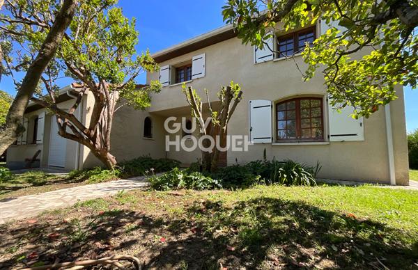 Maison familiale d'environ 220 m2 située sur Roques avec une parcelle arborée de 1 356 m2