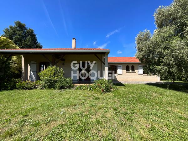 Maison familiale d'environ 220 m2 située sur Roques avec une parcelle arborée de 1 356 m2