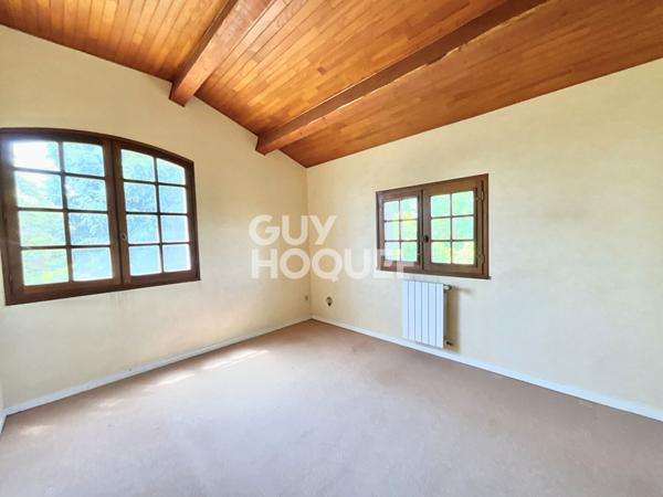 Maison familiale d'environ 220 m2 située sur Roques avec une parcelle arborée de 1 356 m2