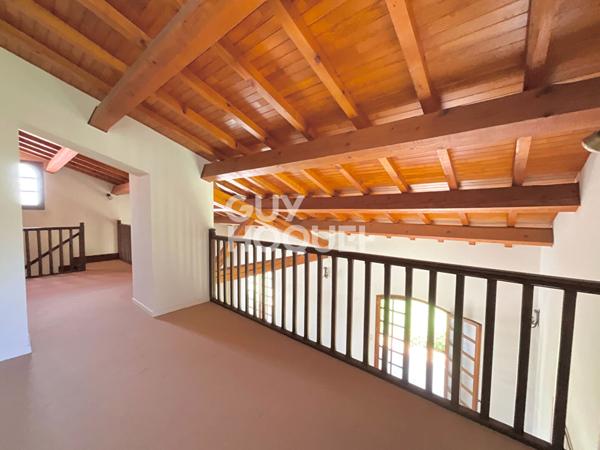 Maison familiale d'environ 220 m2 située sur Roques avec une parcelle arborée de 1 356 m2