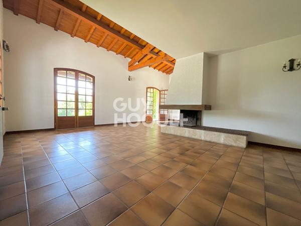 Maison familiale d'environ 220 m2 située sur Roques avec une parcelle arborée de 1 356 m2