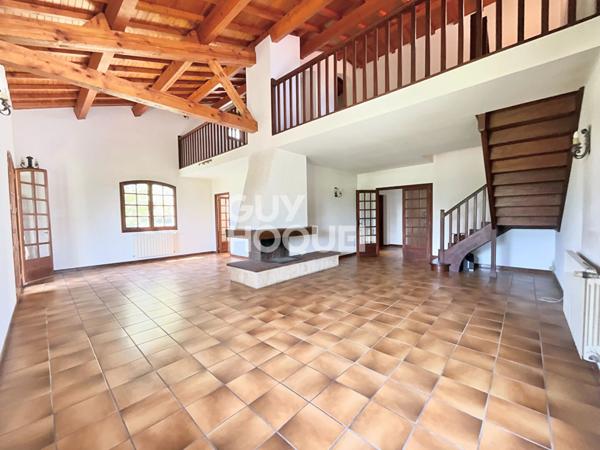 Maison familiale d'environ 220 m2 située sur Roques avec une parcelle arborée de 1 356 m2