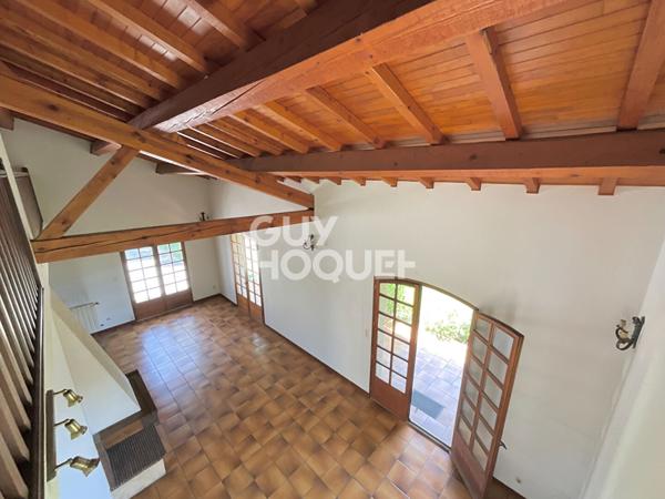 Maison familiale d'environ 220 m2 située sur Roques avec une parcelle arborée de 1 356 m2