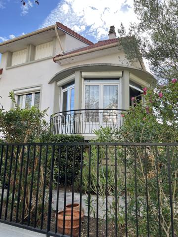 **** JOINVILLE LE PONT****. Venez découvrir cette maison lumineuse de 130M2 habitable datant de 1952 édifié sur un terrain de 299M2 avec plusieurs places de parking, dans un quartier paisible et à proximité des commodités urbaines se compose comme suit :
Un rez-de-chaussée surélevé avec une grande entrée pouvant servir de bureau, un salon-séjour avec cheminée (fenêtre en PVC avec volet roulant) , une cuisine, une chambre, une salle d’eau et wc séparé. À l’étage un couloir desservant 4 chambres, une salle de bains et wc séparé avec point d’eau.
Un sous sol total avec porte motorisée reparti en buanderie/chaufferie, rangements et pouvant accueil une voiture. Le PLUS toiture, isolation et velux refait à neuf en juin 2026.**** À VISITER SANS TARDER****