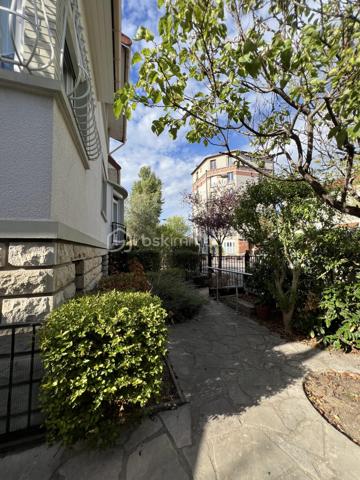 **** JOINVILLE LE PONT****. Venez découvrir cette maison lumineuse de 130M2 habitable datant de 1952 édifié sur un terrain de 299M2 avec plusieurs places de parking, dans un quartier paisible et à proximité des commodités urbaines se compose comme suit :
Un rez-de-chaussée surélevé avec une grande entrée pouvant servir de bureau, un salon-séjour avec cheminée (fenêtre en PVC avec volet roulant) , une cuisine, une chambre, une salle d’eau et wc séparé. À l’étage un couloir desservant 4 chambres, une salle de bains et wc séparé avec point d’eau.
Un sous sol total avec porte motorisée reparti en buanderie/chaufferie, rangements et pouvant accueil une voiture. Le PLUS toiture, isolation et velux refait à neuf en juin 2026.**** À VISITER SANS TARDER****