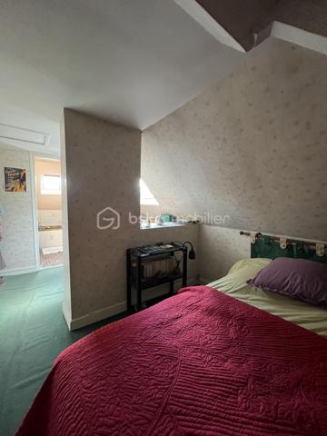 **** JOINVILLE LE PONT****. Venez découvrir cette maison lumineuse de 130M2 habitable datant de 1952 édifié sur un terrain de 299M2 avec plusieurs places de parking, dans un quartier paisible et à proximité des commodités urbaines se compose comme suit :
Un rez-de-chaussée surélevé avec une grande entrée pouvant servir de bureau, un salon-séjour avec cheminée (fenêtre en PVC avec volet roulant) , une cuisine, une chambre, une salle d’eau et wc séparé. À l’étage un couloir desservant 4 chambres, une salle de bains et wc séparé avec point d’eau.
Un sous sol total avec porte motorisée reparti en buanderie/chaufferie, rangements et pouvant accueil une voiture. Le PLUS toiture, isolation et velux refait à neuf en juin 2026.**** À VISITER SANS TARDER****