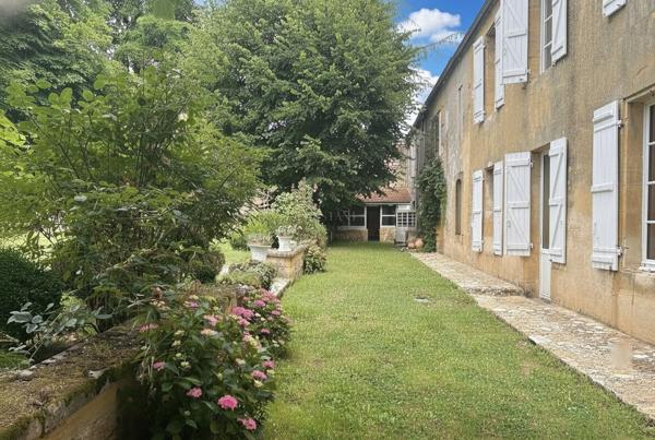 Belle maison de campagne en Périgord pourpre sur un terrain de 3 900m2, LALINDE
