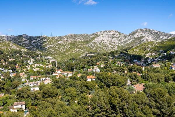 ***MARSEILLE 9EME…RESIDENCE LA ROUVIERE…GRAND T3 TRAVERSANT…POSSIBILITE DE RECREER UNE 3EME CHAMBRE…ETAGE ELEVE…VUE PANORAMIQUE***
