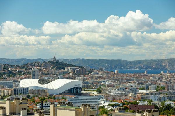 ***MARSEILLE 9EME…RESIDENCE LA ROUVIERE…GRAND T3 TRAVERSANT…POSSIBILITE DE RECREER UNE 3EME CHAMBRE…ETAGE ELEVE…VUE PANORAMIQUE***