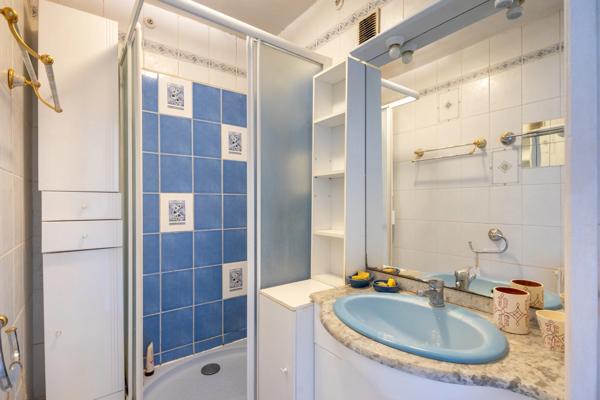 ***MARSEILLE 9EME…RESIDENCE LA ROUVIERE…GRAND T3 TRAVERSANT…POSSIBILITE DE RECREER UNE 3EME CHAMBRE…ETAGE ELEVE…VUE PANORAMIQUE***