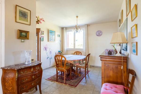 ***MARSEILLE 9EME…RESIDENCE LA ROUVIERE…GRAND T3 TRAVERSANT…POSSIBILITE DE RECREER UNE 3EME CHAMBRE…ETAGE ELEVE…VUE PANORAMIQUE***