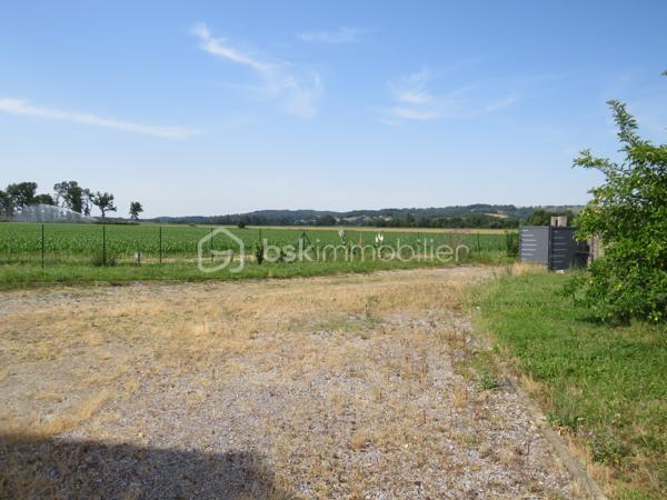 Dans le Gers (32), sur la commune de Projan, idéalement située entre Garlin et Aire-sur-l'Adour, découvrez cette belle maison ancienne entièrement rénovée, offrant un cadre de vie paisible en pleine campagne, sans aucun vis-à-vis.

Dès l'entrée, vous serez séduits par ses volumes généreux, sa luminosité traversante et le confort de ses prestations. La pièce de vie principale se compose d'une cuisine aménagée et équipée avec électroménager récent, ouverte sur un vaste séjour baigné de lumière grâce à ses grandes baies vitrées. Cet espace convivial donne directement accès à la terrasse et bénéficie d'un poêle à granulés pour un confort optimal.
La partie nuit comprend trois chambres avec placards intégrés, une salle d'eau récente et un WC indépendant. Une cuisine d'appoint/buanderie complète l'ensemble. 
Un premier garage attenant offre également la possibilité de créer facilement une chambre supplémentaire ou une suite parentale selon vos besoins.

Côté confort, aucun travaux n'est à prévoir : menuiseries PVC double vitrage, volets roulants électriques, poêle à granulés, convecteurs récents, toiture et ravalement en excellent état (récent), assainissement conforme. 
Son classement énergétique en D témoigne de ses bonnes performances.

Cette propriété se distingue également par son important potentiel d'évolution. Vous bénéficierez de près de 100 m² de combles aménageables, d'une dépendance de plus de 65 m² et d'un double garage de 38 m², offrant de nombreuses possibilités : atelier, stockage, activité professionnelle, logement complémentaire ou projet de gîte.
À l'extérieur, un terrain plat et entièrement clôturé de 2 408 m² accueille un agréable jardin arboré, un verger ainsi qu'un puits fonctionnel pour l'arrosage. Deux portails électriques facilitent l'accès à la propriété.
Une maison clé en main qui allie le charme de l'ancien, le confort moderne et un fort potentiel d'aménagement, dans un environnement privilégié de la campagne.

À visiter sans tarder !

Contactez Frédéric pour organiser votre visite