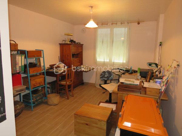 Dans le Gers (32), sur la commune de Projan, idéalement située entre Garlin et Aire-sur-l'Adour, découvrez cette belle maison ancienne entièrement rénovée, offrant un cadre de vie paisible en pleine campagne, sans aucun vis-à-vis.

Dès l'entrée, vous serez séduits par ses volumes généreux, sa luminosité traversante et le confort de ses prestations. La pièce de vie principale se compose d'une cuisine aménagée et équipée avec électroménager récent, ouverte sur un vaste séjour baigné de lumière grâce à ses grandes baies vitrées. Cet espace convivial donne directement accès à la terrasse et bénéficie d'un poêle à granulés pour un confort optimal.
La partie nuit comprend trois chambres avec placards intégrés, une salle d'eau récente et un WC indépendant. Une cuisine d'appoint/buanderie complète l'ensemble. 
Un premier garage attenant offre également la possibilité de créer facilement une chambre supplémentaire ou une suite parentale selon vos besoins.

Côté confort, aucun travaux n'est à prévoir : menuiseries PVC double vitrage, volets roulants électriques, poêle à granulés, convecteurs récents, toiture et ravalement en excellent état (récent), assainissement conforme. 
Son classement énergétique en D témoigne de ses bonnes performances.

Cette propriété se distingue également par son important potentiel d'évolution. Vous bénéficierez de près de 100 m² de combles aménageables, d'une dépendance de plus de 65 m² et d'un double garage de 38 m², offrant de nombreuses possibilités : atelier, stockage, activité professionnelle, logement complémentaire ou projet de gîte.
À l'extérieur, un terrain plat et entièrement clôturé de 2 408 m² accueille un agréable jardin arboré, un verger ainsi qu'un puits fonctionnel pour l'arrosage. Deux portails électriques facilitent l'accès à la propriété.
Une maison clé en main qui allie le charme de l'ancien, le confort moderne et un fort potentiel d'aménagement, dans un environnement privilégié de la campagne.

À visiter sans tarder !

Contactez Frédéric pour organiser votre visite