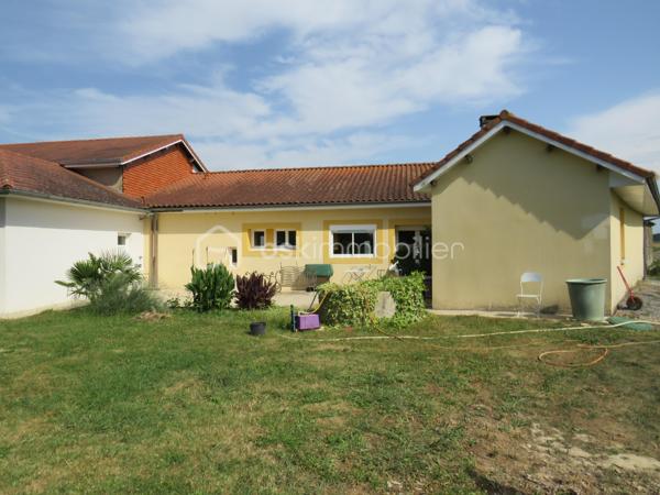 Dans le Gers (32), sur la commune de Projan, idéalement située entre Garlin et Aire-sur-l'Adour, découvrez cette belle maison ancienne entièrement rénovée, offrant un cadre de vie paisible en pleine campagne, sans aucun vis-à-vis.

Dès l'entrée, vous serez séduits par ses volumes généreux, sa luminosité traversante et le confort de ses prestations. La pièce de vie principale se compose d'une cuisine aménagée et équipée avec électroménager récent, ouverte sur un vaste séjour baigné de lumière grâce à ses grandes baies vitrées. Cet espace convivial donne directement accès à la terrasse et bénéficie d'un poêle à granulés pour un confort optimal.
La partie nuit comprend trois chambres avec placards intégrés, une salle d'eau récente et un WC indépendant. Une cuisine d'appoint/buanderie complète l'ensemble. 
Un premier garage attenant offre également la possibilité de créer facilement une chambre supplémentaire ou une suite parentale selon vos besoins.

Côté confort, aucun travaux n'est à prévoir : menuiseries PVC double vitrage, volets roulants électriques, poêle à granulés, convecteurs récents, toiture et ravalement en excellent état (récent), assainissement conforme. 
Son classement énergétique en D témoigne de ses bonnes performances.

Cette propriété se distingue également par son important potentiel d'évolution. Vous bénéficierez de près de 100 m² de combles aménageables, d'une dépendance de plus de 65 m² et d'un double garage de 38 m², offrant de nombreuses possibilités : atelier, stockage, activité professionnelle, logement complémentaire ou projet de gîte.
À l'extérieur, un terrain plat et entièrement clôturé de 2 408 m² accueille un agréable jardin arboré, un verger ainsi qu'un puits fonctionnel pour l'arrosage. Deux portails électriques facilitent l'accès à la propriété.
Une maison clé en main qui allie le charme de l'ancien, le confort moderne et un fort potentiel d'aménagement, dans un environnement privilégié de la campagne.

À visiter sans tarder !

Contactez Frédéric pour organiser votre visite