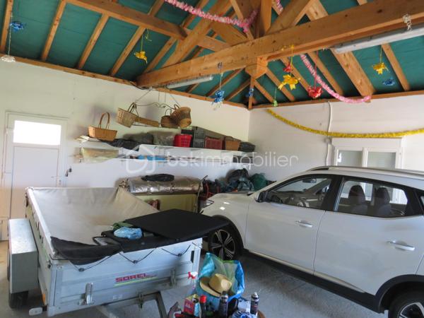 Dans le Gers (32), sur la commune de Projan, idéalement située entre Garlin et Aire-sur-l'Adour, découvrez cette belle maison ancienne entièrement rénovée, offrant un cadre de vie paisible en pleine campagne, sans aucun vis-à-vis.

Dès l'entrée, vous serez séduits par ses volumes généreux, sa luminosité traversante et le confort de ses prestations. La pièce de vie principale se compose d'une cuisine aménagée et équipée avec électroménager récent, ouverte sur un vaste séjour baigné de lumière grâce à ses grandes baies vitrées. Cet espace convivial donne directement accès à la terrasse et bénéficie d'un poêle à granulés pour un confort optimal.
La partie nuit comprend trois chambres avec placards intégrés, une salle d'eau récente et un WC indépendant. Une cuisine d'appoint/buanderie complète l'ensemble. 
Un premier garage attenant offre également la possibilité de créer facilement une chambre supplémentaire ou une suite parentale selon vos besoins.

Côté confort, aucun travaux n'est à prévoir : menuiseries PVC double vitrage, volets roulants électriques, poêle à granulés, convecteurs récents, toiture et ravalement en excellent état (récent), assainissement conforme. 
Son classement énergétique en D témoigne de ses bonnes performances.

Cette propriété se distingue également par son important potentiel d'évolution. Vous bénéficierez de près de 100 m² de combles aménageables, d'une dépendance de plus de 65 m² et d'un double garage de 38 m², offrant de nombreuses possibilités : atelier, stockage, activité professionnelle, logement complémentaire ou projet de gîte.
À l'extérieur, un terrain plat et entièrement clôturé de 2 408 m² accueille un agréable jardin arboré, un verger ainsi qu'un puits fonctionnel pour l'arrosage. Deux portails électriques facilitent l'accès à la propriété.
Une maison clé en main qui allie le charme de l'ancien, le confort moderne et un fort potentiel d'aménagement, dans un environnement privilégié de la campagne.

À visiter sans tarder !

Contactez Frédéric pour organiser votre visite