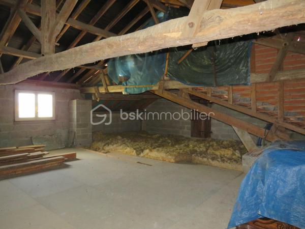 Dans le Gers (32), sur la commune de Projan, idéalement située entre Garlin et Aire-sur-l'Adour, découvrez cette belle maison ancienne entièrement rénovée, offrant un cadre de vie paisible en pleine campagne, sans aucun vis-à-vis.

Dès l'entrée, vous serez séduits par ses volumes généreux, sa luminosité traversante et le confort de ses prestations. La pièce de vie principale se compose d'une cuisine aménagée et équipée avec électroménager récent, ouverte sur un vaste séjour baigné de lumière grâce à ses grandes baies vitrées. Cet espace convivial donne directement accès à la terrasse et bénéficie d'un poêle à granulés pour un confort optimal.
La partie nuit comprend trois chambres avec placards intégrés, une salle d'eau récente et un WC indépendant. Une cuisine d'appoint/buanderie complète l'ensemble. 
Un premier garage attenant offre également la possibilité de créer facilement une chambre supplémentaire ou une suite parentale selon vos besoins.

Côté confort, aucun travaux n'est à prévoir : menuiseries PVC double vitrage, volets roulants électriques, poêle à granulés, convecteurs récents, toiture et ravalement en excellent état (récent), assainissement conforme. 
Son classement énergétique en D témoigne de ses bonnes performances.

Cette propriété se distingue également par son important potentiel d'évolution. Vous bénéficierez de près de 100 m² de combles aménageables, d'une dépendance de plus de 65 m² et d'un double garage de 38 m², offrant de nombreuses possibilités : atelier, stockage, activité professionnelle, logement complémentaire ou projet de gîte.
À l'extérieur, un terrain plat et entièrement clôturé de 2 408 m² accueille un agréable jardin arboré, un verger ainsi qu'un puits fonctionnel pour l'arrosage. Deux portails électriques facilitent l'accès à la propriété.
Une maison clé en main qui allie le charme de l'ancien, le confort moderne et un fort potentiel d'aménagement, dans un environnement privilégié de la campagne.

À visiter sans tarder !

Contactez Frédéric pour organiser votre visite