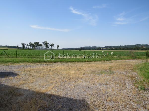 Dans le Gers (32), sur la commune de Projan, idéalement située entre Garlin et Aire-sur-l'Adour, découvrez cette belle maison ancienne entièrement rénovée, offrant un cadre de vie paisible en pleine campagne, sans aucun vis-à-vis.

Dès l'entrée, vous serez séduits par ses volumes généreux, sa luminosité traversante et le confort de ses prestations. La pièce de vie principale se compose d'une cuisine aménagée et équipée avec électroménager récent, ouverte sur un vaste séjour baigné de lumière grâce à ses grandes baies vitrées. Cet espace convivial donne directement accès à la terrasse et bénéficie d'un poêle à granulés pour un confort optimal.
La partie nuit comprend trois chambres avec placards intégrés, une salle d'eau récente et un WC indépendant. Une cuisine d'appoint/buanderie complète l'ensemble. 
Un premier garage attenant offre également la possibilité de créer facilement une chambre supplémentaire ou une suite parentale selon vos besoins.

Côté confort, aucun travaux n'est à prévoir : menuiseries PVC double vitrage, volets roulants électriques, poêle à granulés, convecteurs récents, toiture et ravalement en excellent état (récent), assainissement conforme. 
Son classement énergétique en D témoigne de ses bonnes performances.

Cette propriété se distingue également par son important potentiel d'évolution. Vous bénéficierez de près de 100 m² de combles aménageables, d'une dépendance de plus de 65 m² et d'un double garage de 38 m², offrant de nombreuses possibilités : atelier, stockage, activité professionnelle, logement complémentaire ou projet de gîte.
À l'extérieur, un terrain plat et entièrement clôturé de 2 408 m² accueille un agréable jardin arboré, un verger ainsi qu'un puits fonctionnel pour l'arrosage. Deux portails électriques facilitent l'accès à la propriété.
Une maison clé en main qui allie le charme de l'ancien, le confort moderne et un fort potentiel d'aménagement, dans un environnement privilégié de la campagne.

À visiter sans tarder !

Contactez Frédéric pour organiser votre visite