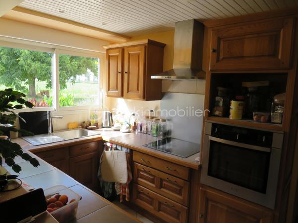 Dans le Gers (32), sur la commune de Projan, idéalement située entre Garlin et Aire-sur-l'Adour, découvrez cette belle maison ancienne entièrement rénovée, offrant un cadre de vie paisible en pleine campagne, sans aucun vis-à-vis.

Dès l'entrée, vous serez séduits par ses volumes généreux, sa luminosité traversante et le confort de ses prestations. La pièce de vie principale se compose d'une cuisine aménagée et équipée avec électroménager récent, ouverte sur un vaste séjour baigné de lumière grâce à ses grandes baies vitrées. Cet espace convivial donne directement accès à la terrasse et bénéficie d'un poêle à granulés pour un confort optimal.
La partie nuit comprend trois chambres avec placards intégrés, une salle d'eau récente et un WC indépendant. Une cuisine d'appoint/buanderie complète l'ensemble. 
Un premier garage attenant offre également la possibilité de créer facilement une chambre supplémentaire ou une suite parentale selon vos besoins.

Côté confort, aucun travaux n'est à prévoir : menuiseries PVC double vitrage, volets roulants électriques, poêle à granulés, convecteurs récents, toiture et ravalement en excellent état (récent), assainissement conforme. 
Son classement énergétique en D témoigne de ses bonnes performances.

Cette propriété se distingue également par son important potentiel d'évolution. Vous bénéficierez de près de 100 m² de combles aménageables, d'une dépendance de plus de 65 m² et d'un double garage de 38 m², offrant de nombreuses possibilités : atelier, stockage, activité professionnelle, logement complémentaire ou projet de gîte.
À l'extérieur, un terrain plat et entièrement clôturé de 2 408 m² accueille un agréable jardin arboré, un verger ainsi qu'un puits fonctionnel pour l'arrosage. Deux portails électriques facilitent l'accès à la propriété.
Une maison clé en main qui allie le charme de l'ancien, le confort moderne et un fort potentiel d'aménagement, dans un environnement privilégié de la campagne.

À visiter sans tarder !

Contactez Frédéric pour organiser votre visite
