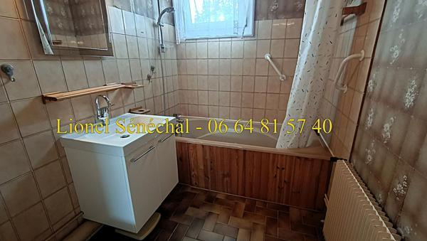 Maison à rénover de 9 pièces de 95 m2 dans un secteur  calme et recherché à La Chapelle Saint Aubin 95 m2