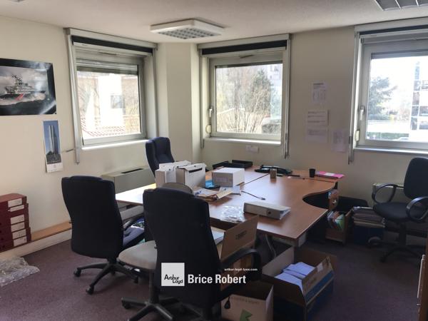 Bureaux à louer à Lyon 8ème dans immeuble tertiaire lumineux proche métro