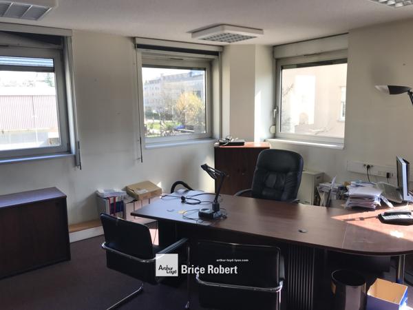 Bureaux à louer à Lyon 8ème dans immeuble tertiaire lumineux proche métro