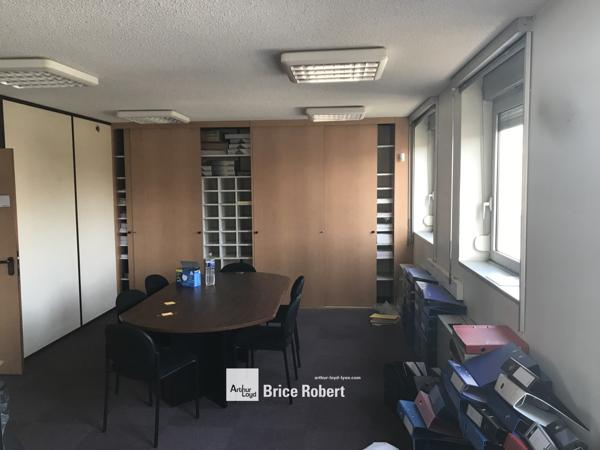 Bureaux à louer à Lyon 8ème dans immeuble tertiaire lumineux proche métro