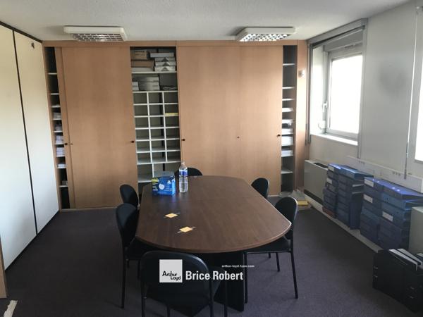 Bureaux à louer à Lyon 8ème dans immeuble tertiaire lumineux proche métro